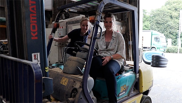 cindy en trudy op heftruck